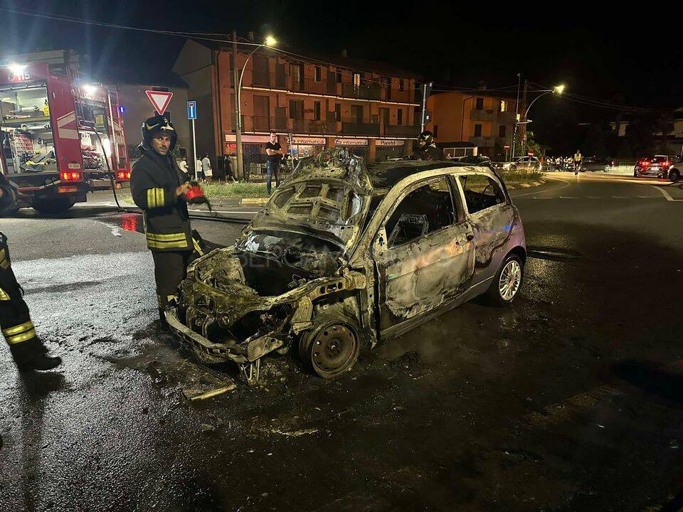 Mozzanica, abbatte dei paletti stradali in paese: poi l’auto prende fuoco in mezzo a una rotonda