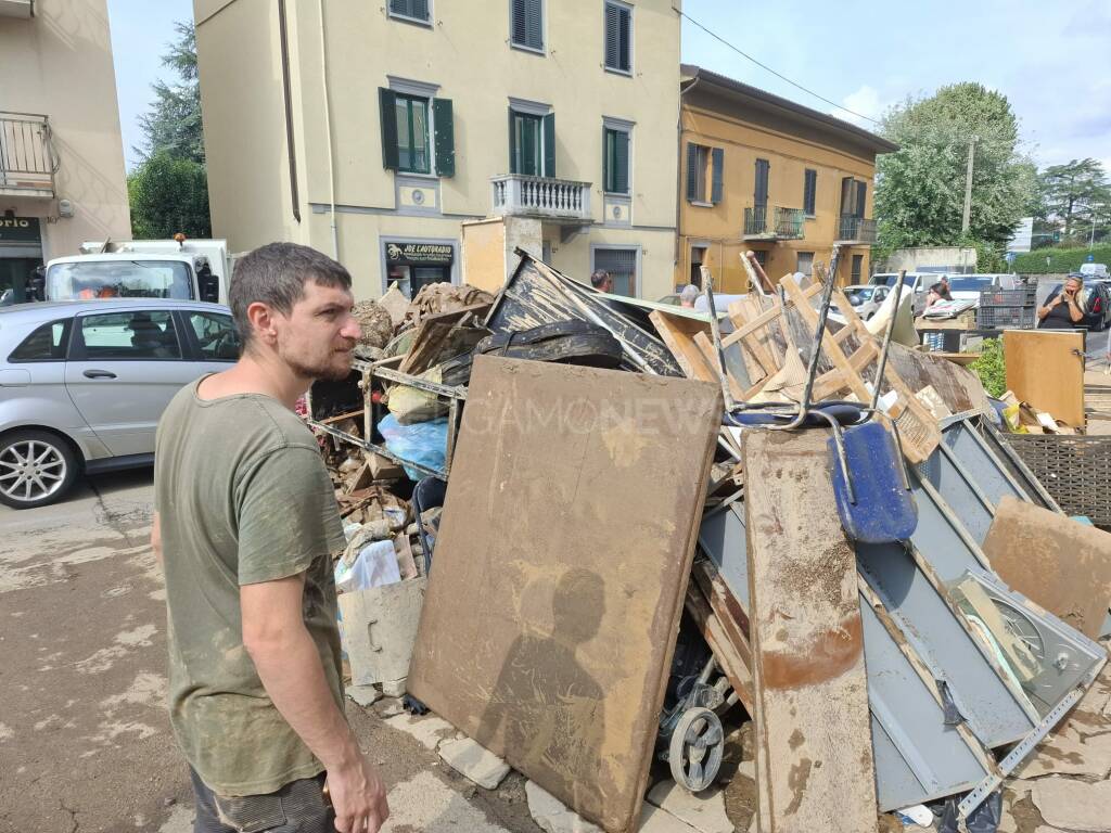 Bergamo, prosegue la pulizia: posizionati sacchi di sabbia e paratie gonfiabili, raccolte 100 tonnellate di ingombranti